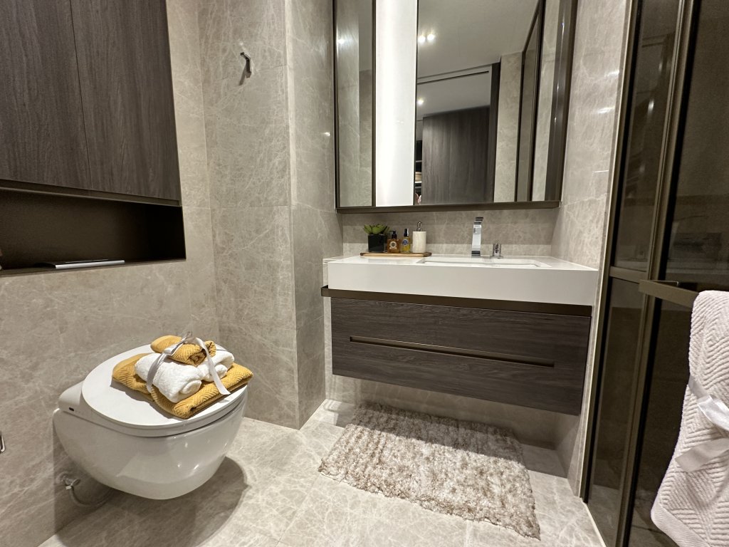 19 Nassim show suite bathroom
