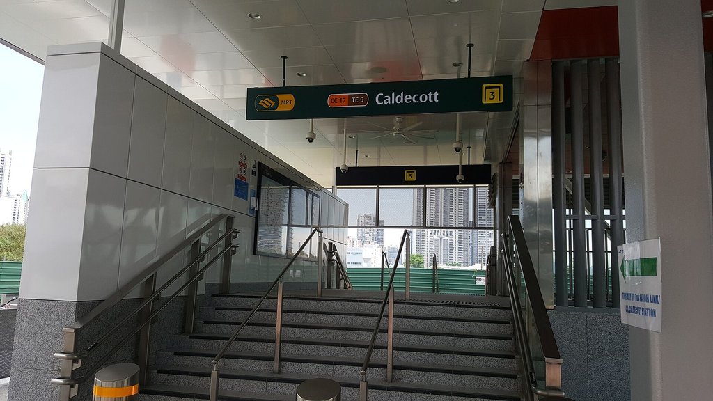 Caldecott interchange CC17 and TE9, the Circle and Thomson-East Coast line stop north of 8 Thomson Lane